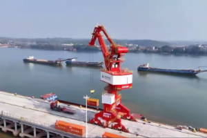 万安下村码头迎来“首船”，物流成本大降